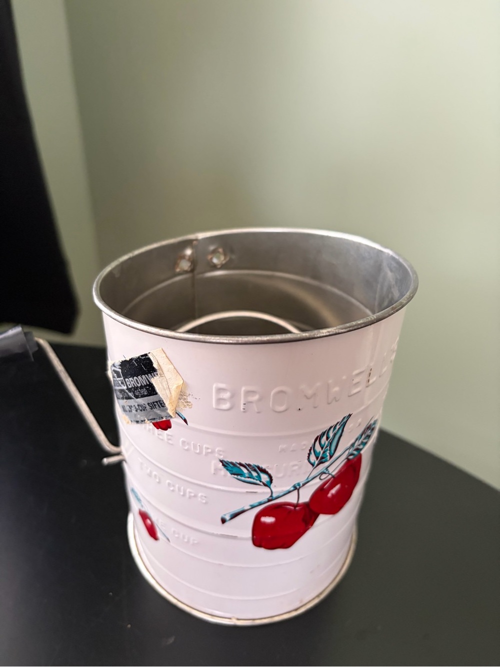 Vintage Bromwell's Metal Flour Sifter Apple Design 3-Cup Measuring